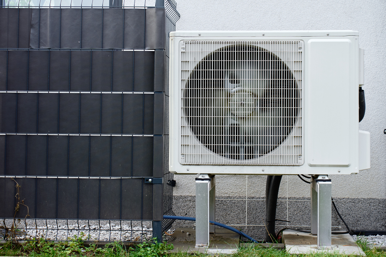Outdoor heat pump unit with rotating fan blades